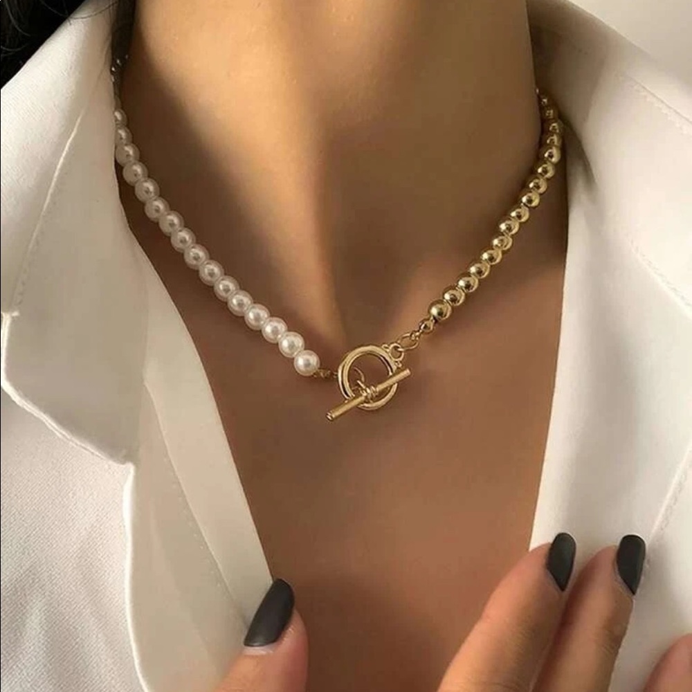 Toggle Clasp Connected Pearl & Gold necklace - Picture 2 of 5